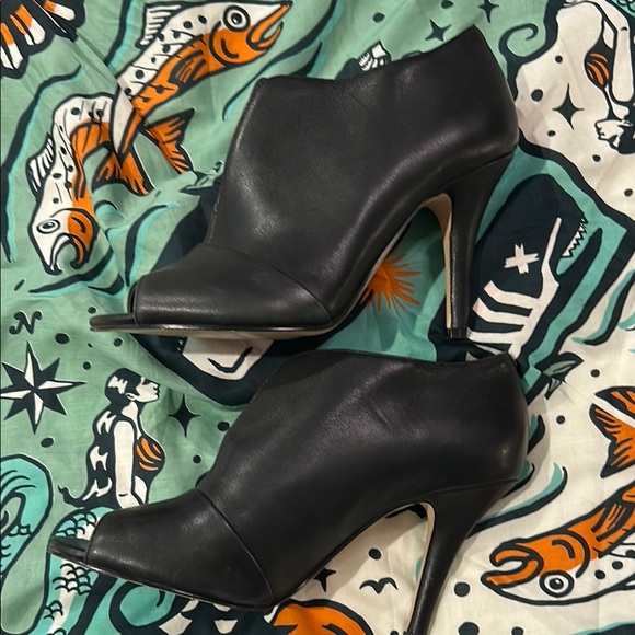 Nine West Black Heeled Boots Modern Versatile Design - Picture 5 of 9